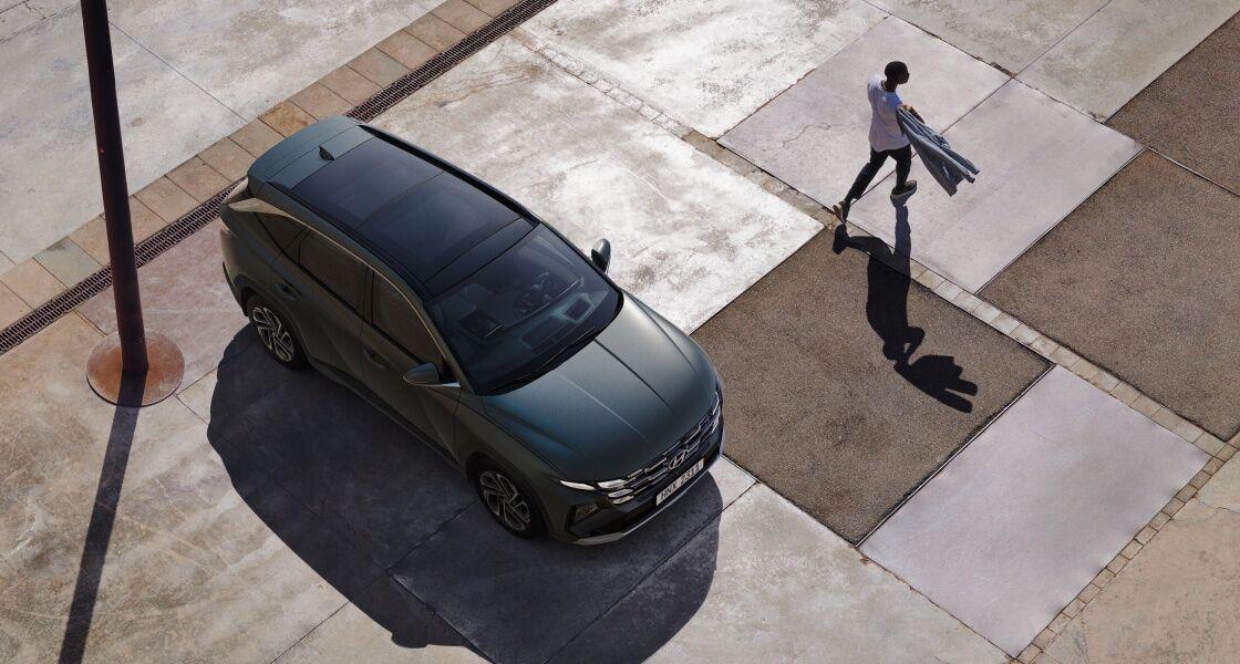 Внушительная ширина задней части кузова и броские задние фонари формируют высокотехнологичный образ модели Tucson